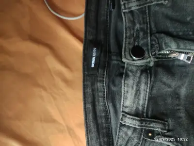 Jeans negros rasgados - miniatura 3