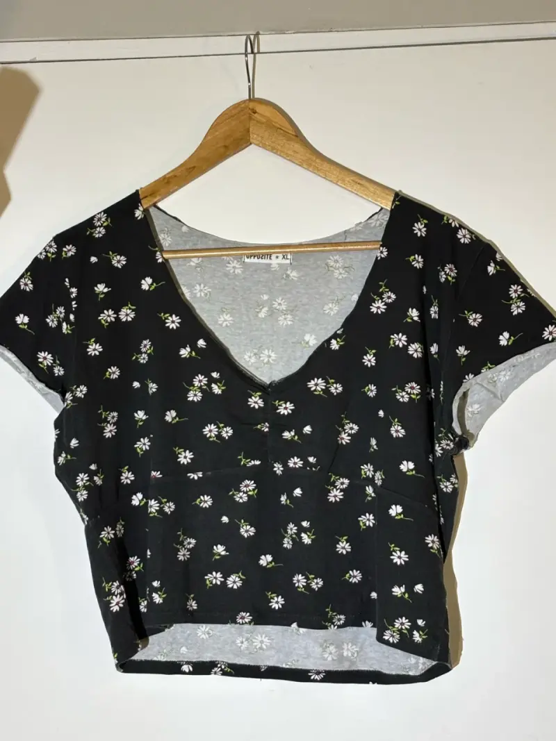 Polera negra con margaritas - 1
