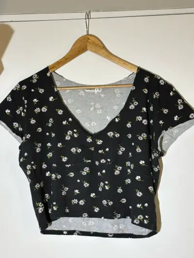 Polera negra con margaritas - miniatura 1