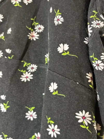 Polera negra con margaritas - miniatura 2