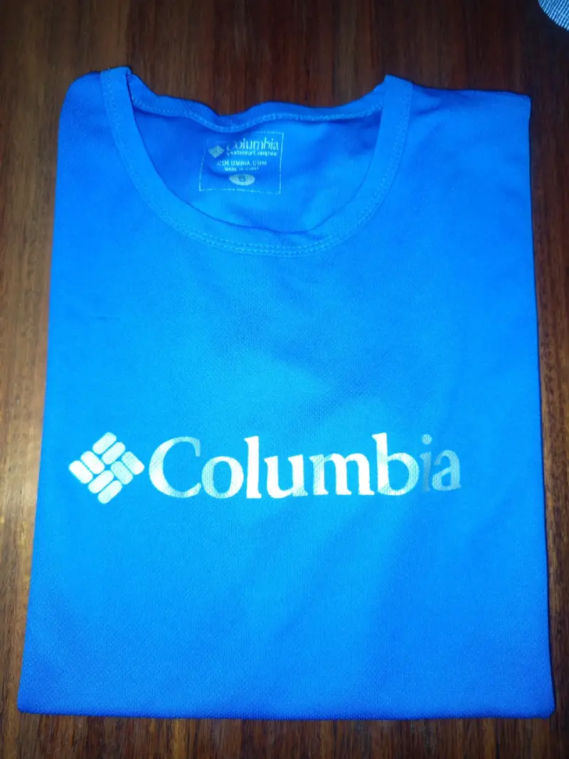 Polera Columbia azul deportiva