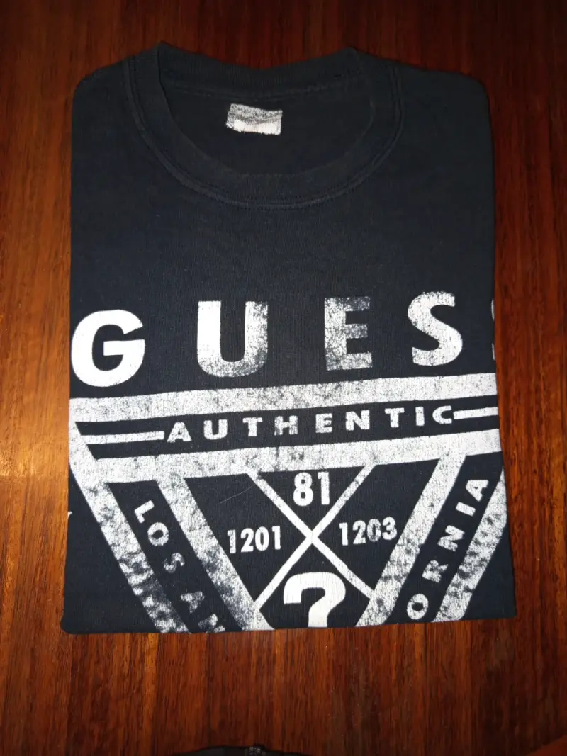 Polera negra Guess estampada