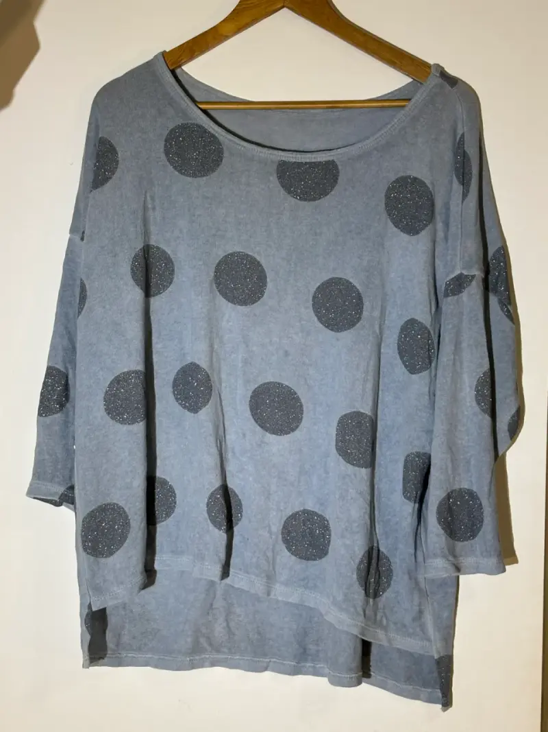 Polera gris con puntos brillantes - 1