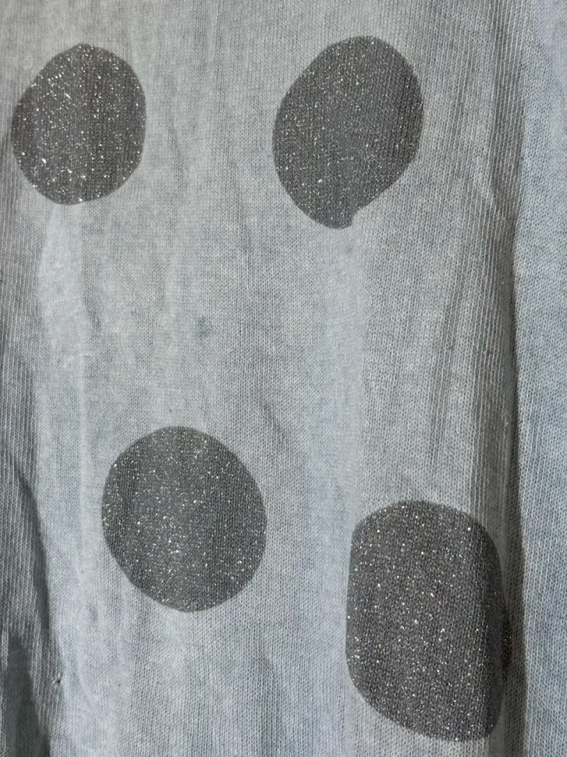 Polera gris con puntos brillantes - 2