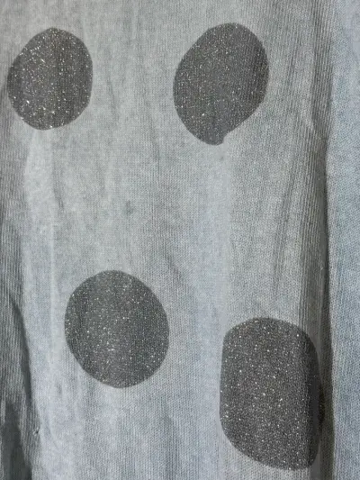 Polera gris con puntos brillantes - miniatura 2