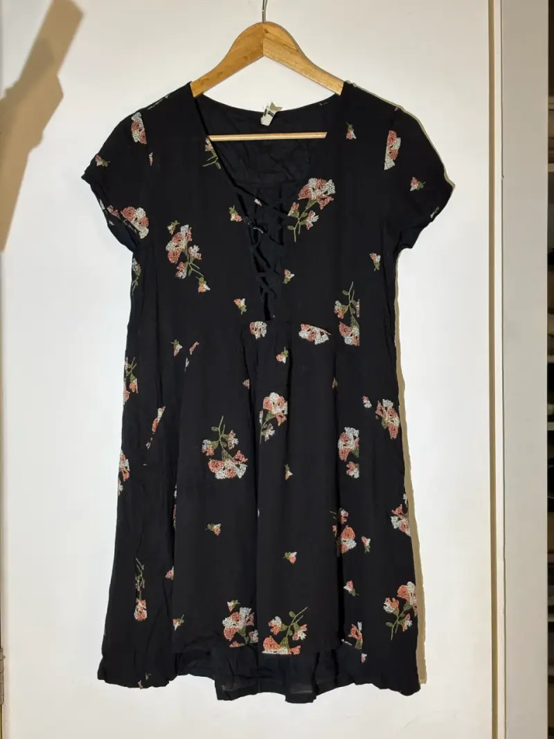 Vestido negro con estampado floral - 1