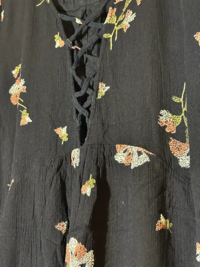Vestido negro con estampado floral - 2