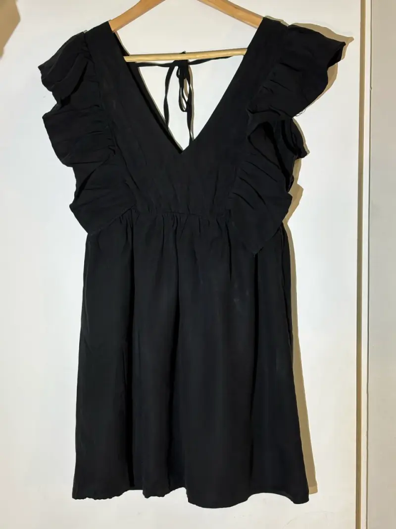 Vestido negro con volantes - 1
