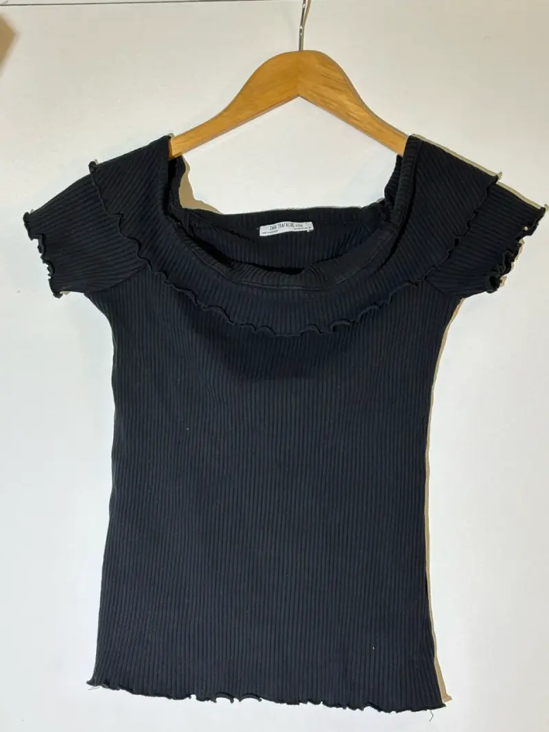 Polera negra con cuello fruncido - 1