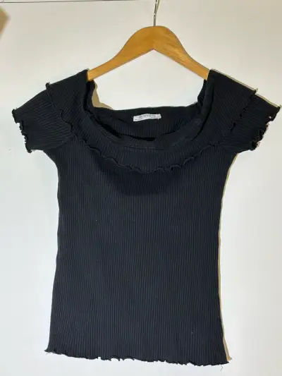 Polera negra con cuello fruncido - miniatura 1