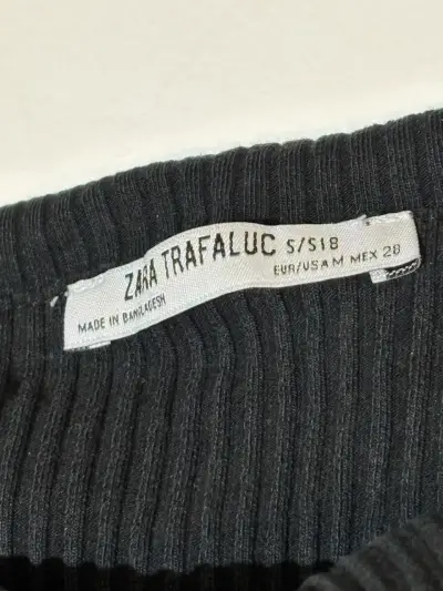 Polera negra con cuello fruncido - miniatura 2