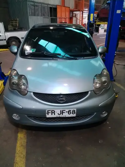 Auto compacto BYD color gris - miniatura 1