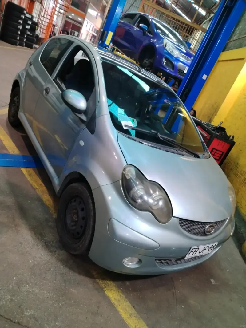 Auto compacto BYD color gris - 2