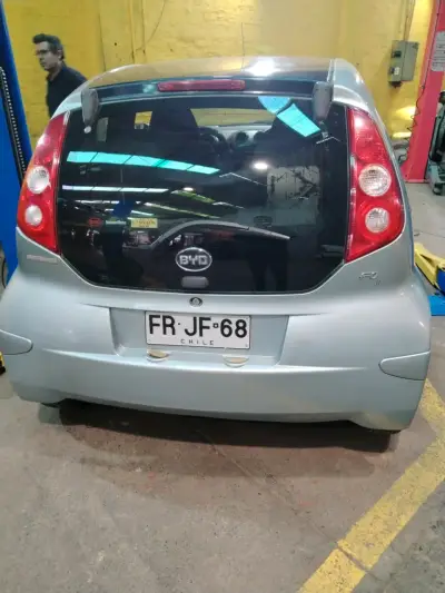 Auto compacto BYD color gris - miniatura 3