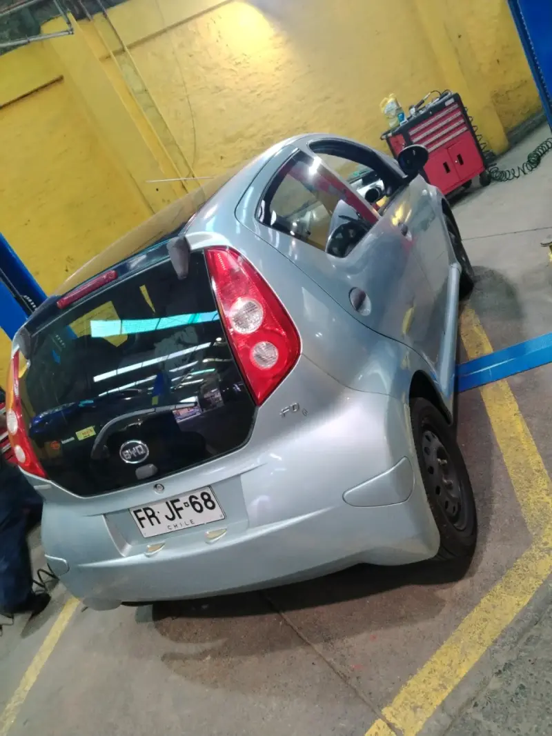 Auto compacto BYD color gris - 4
