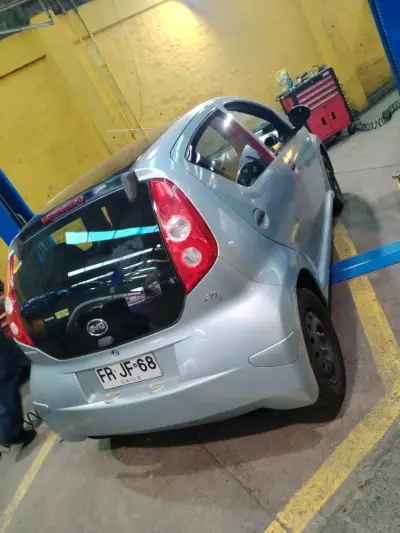 Auto compacto BYD color gris - miniatura 4