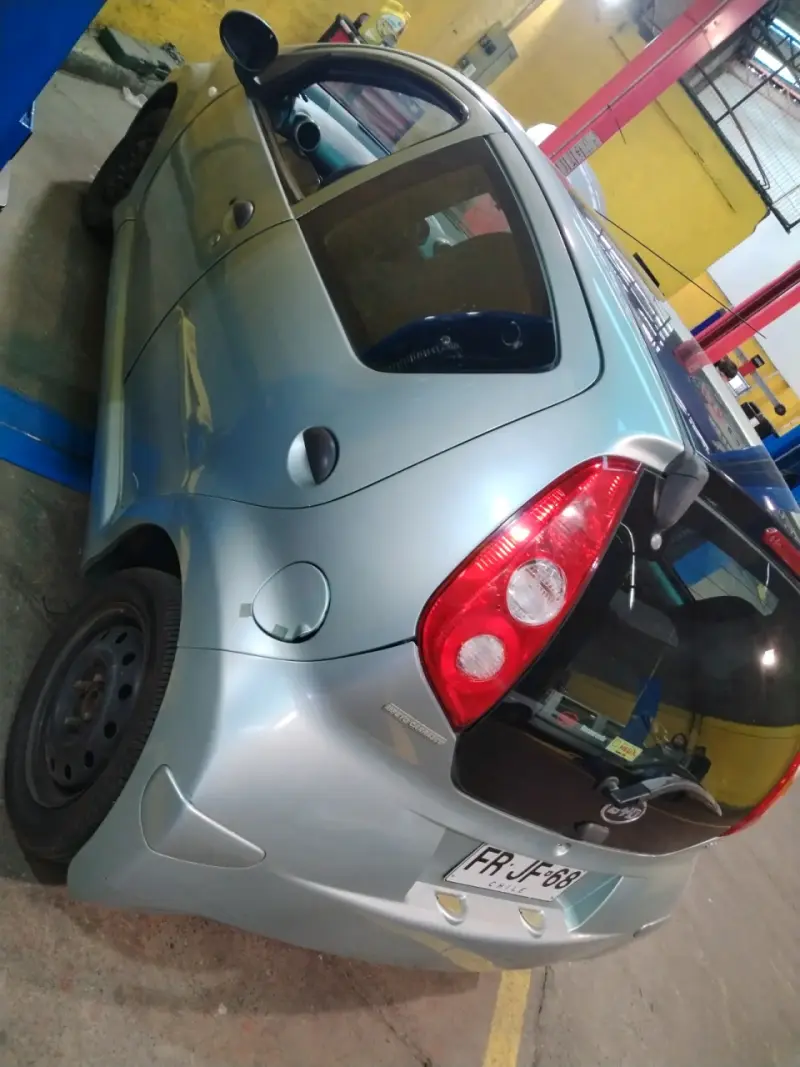 Auto compacto BYD color gris - 5