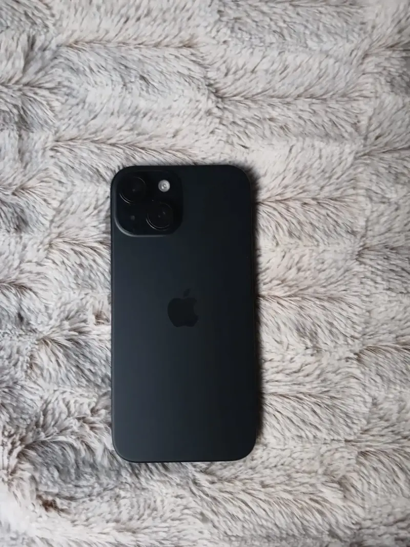 iPhone 15 negro en excelente estado - 1