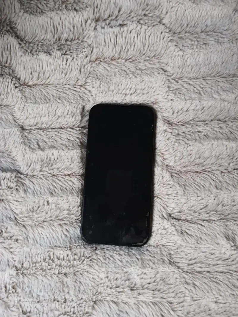 iPhone 15 negro en excelente estado - 2