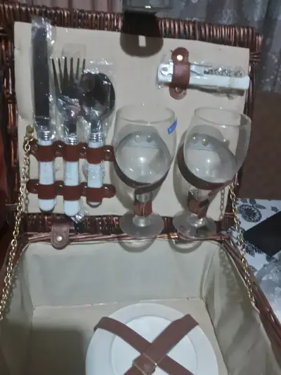 Canasta de picnic con cubiertos - miniatura 1
