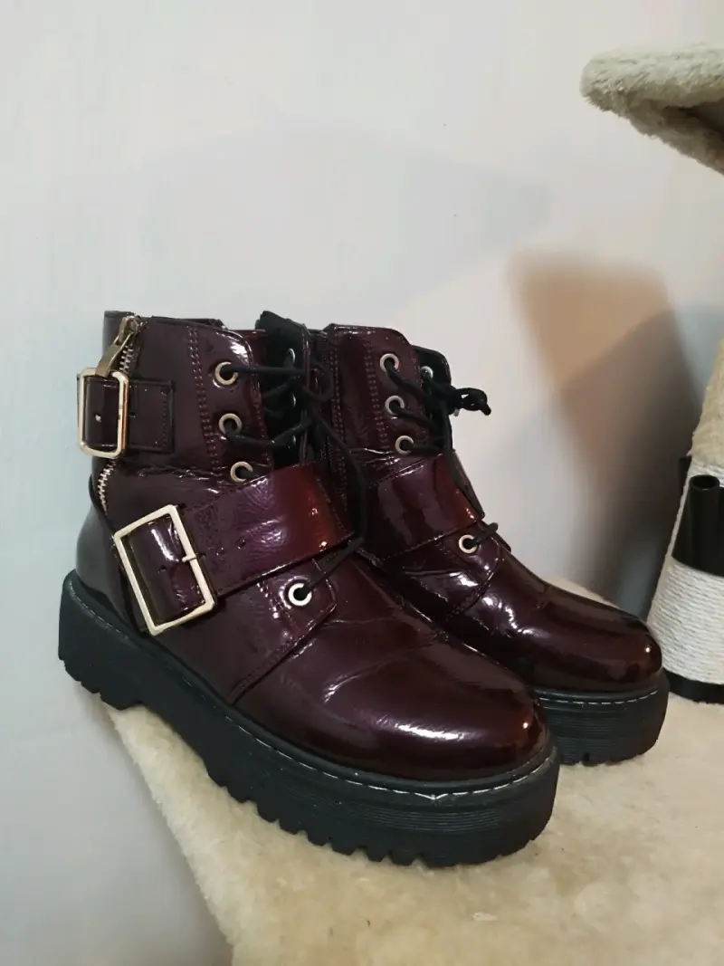Botines burdeos con hebillas