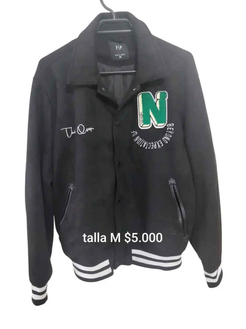 Chaqueta negra con bordado