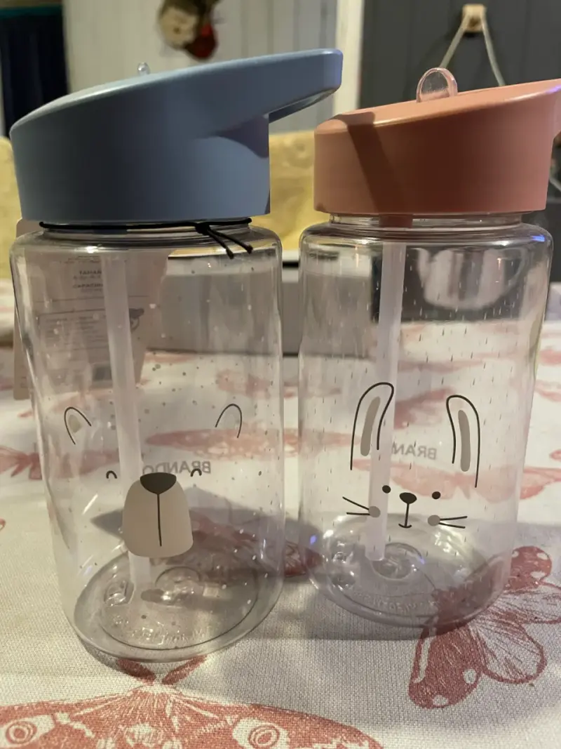 Botellas plásticas infantiles con pajita