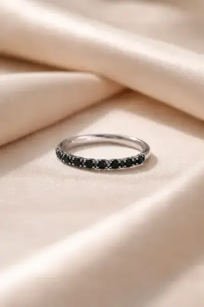 Anillo de plata con piedras negras - miniatura 1