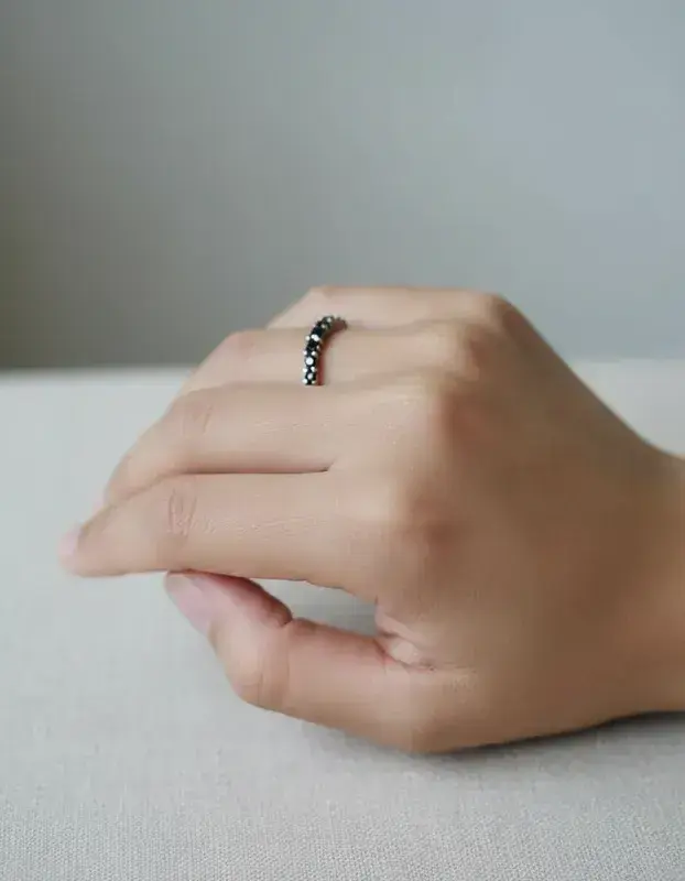 Anillo de plata con piedras negras - 2