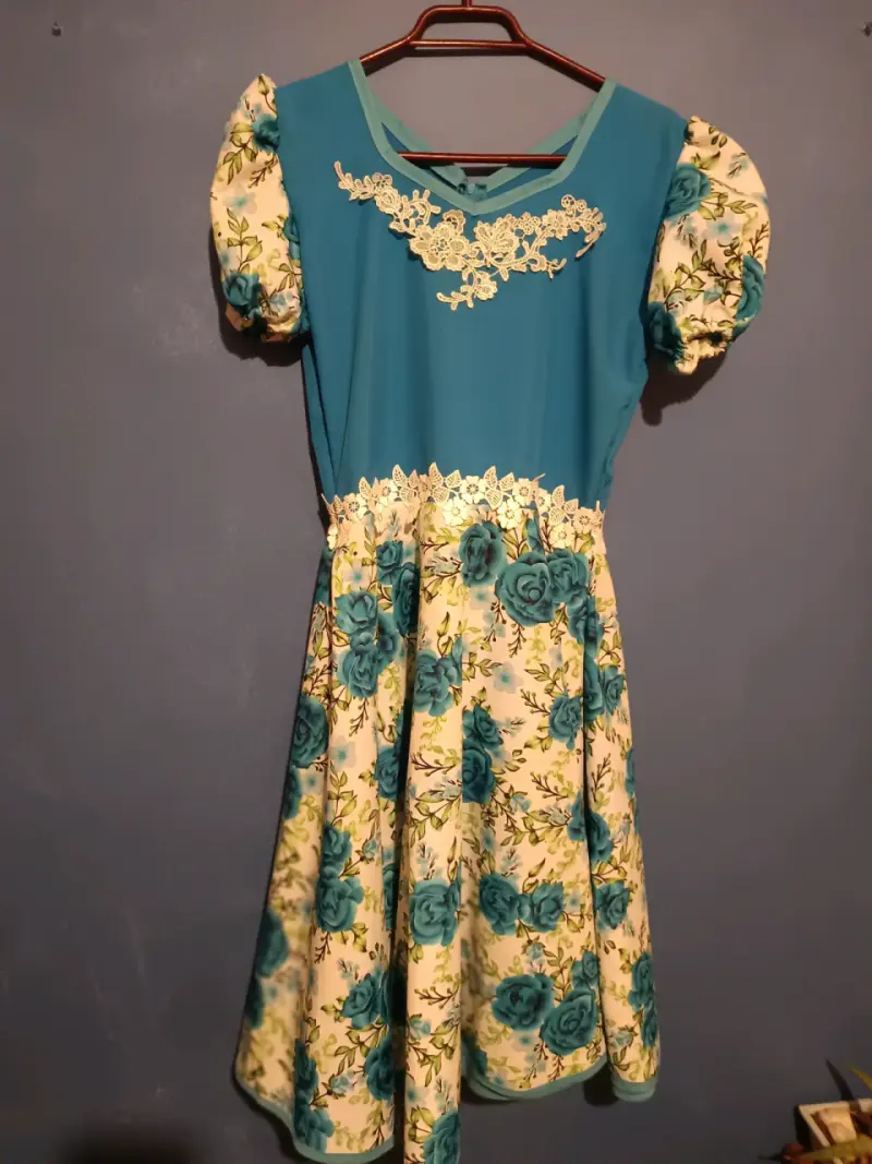 Vestido de huasa azul con flores y encaje - 1