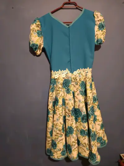 Vestido de huasa azul con flores y encaje - miniatura 2