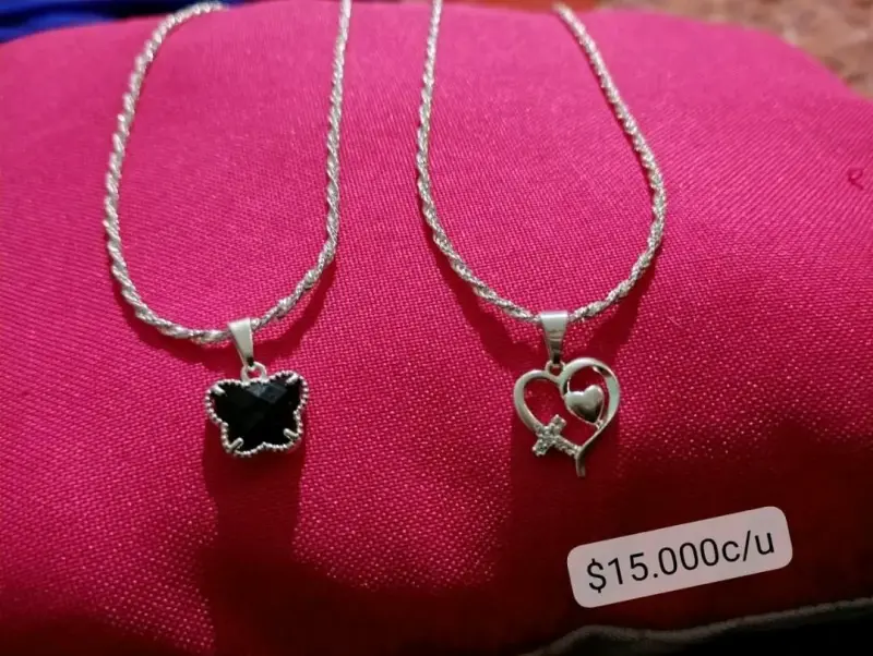 Collares con sus dijes de plata nacional - 1
