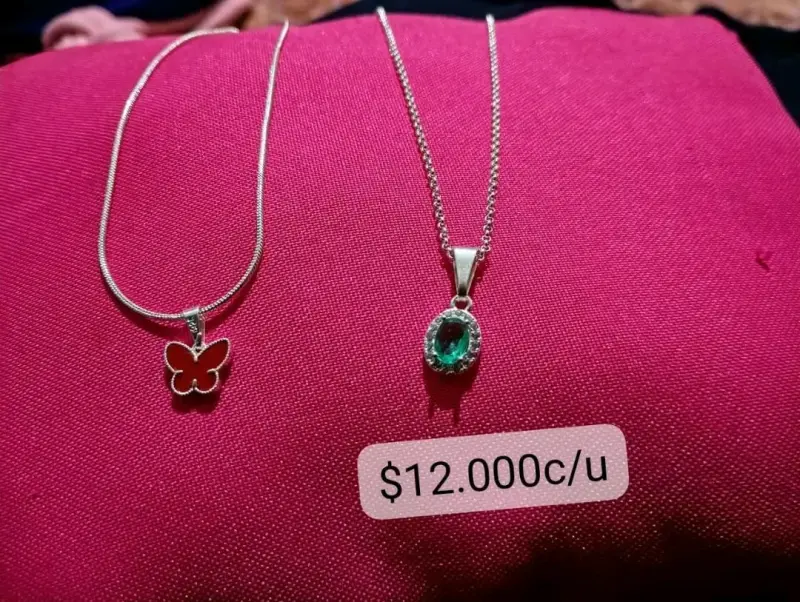 Collares con sus dijes de plata nacional - 2