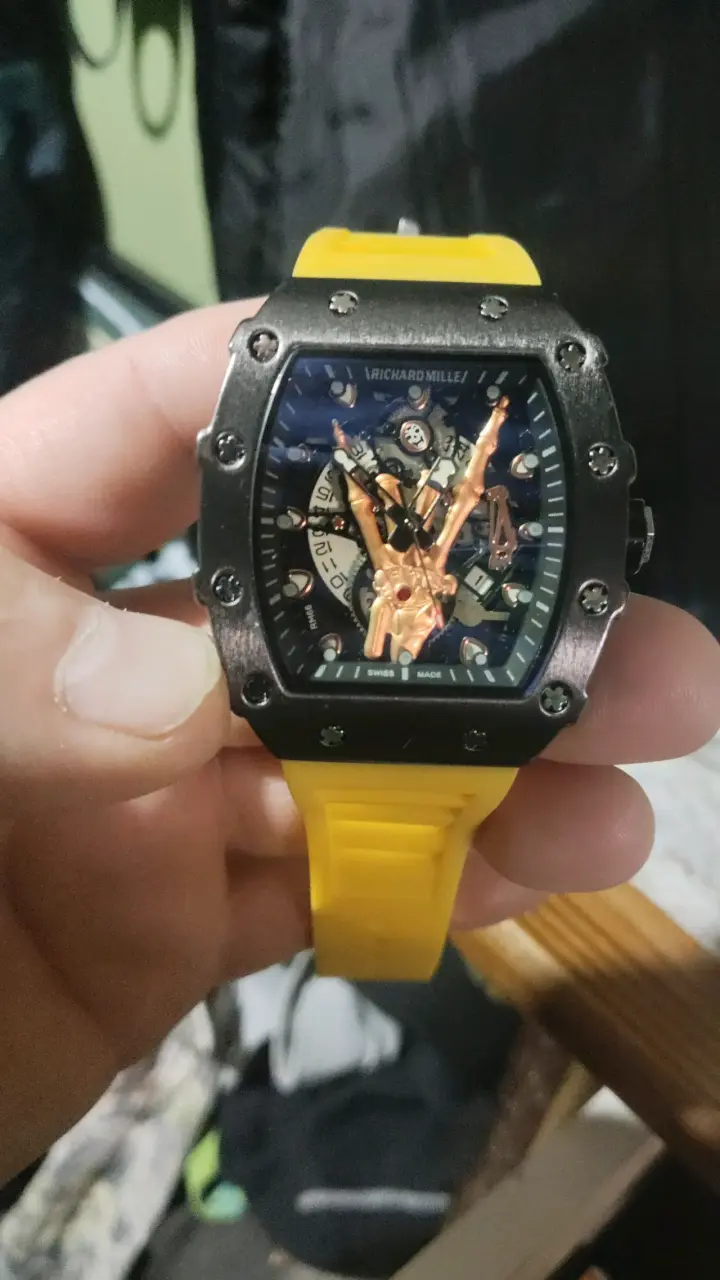Reloj deportivo amarillo - 1