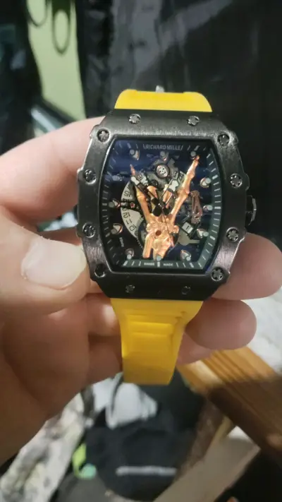 Reloj deportivo amarillo - miniatura 1