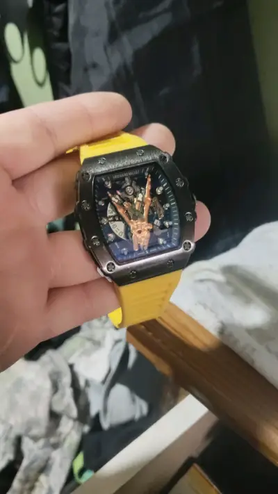Reloj deportivo amarillo - miniatura 3