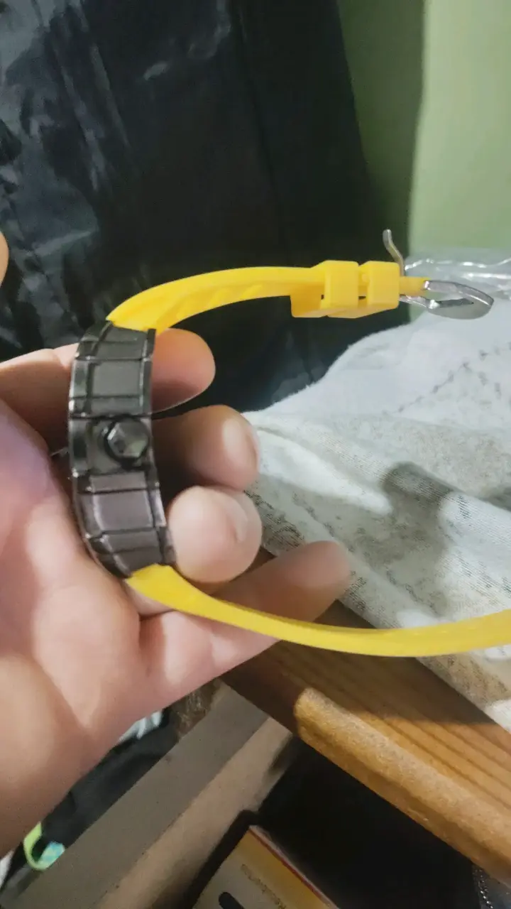 Reloj deportivo amarillo - 4