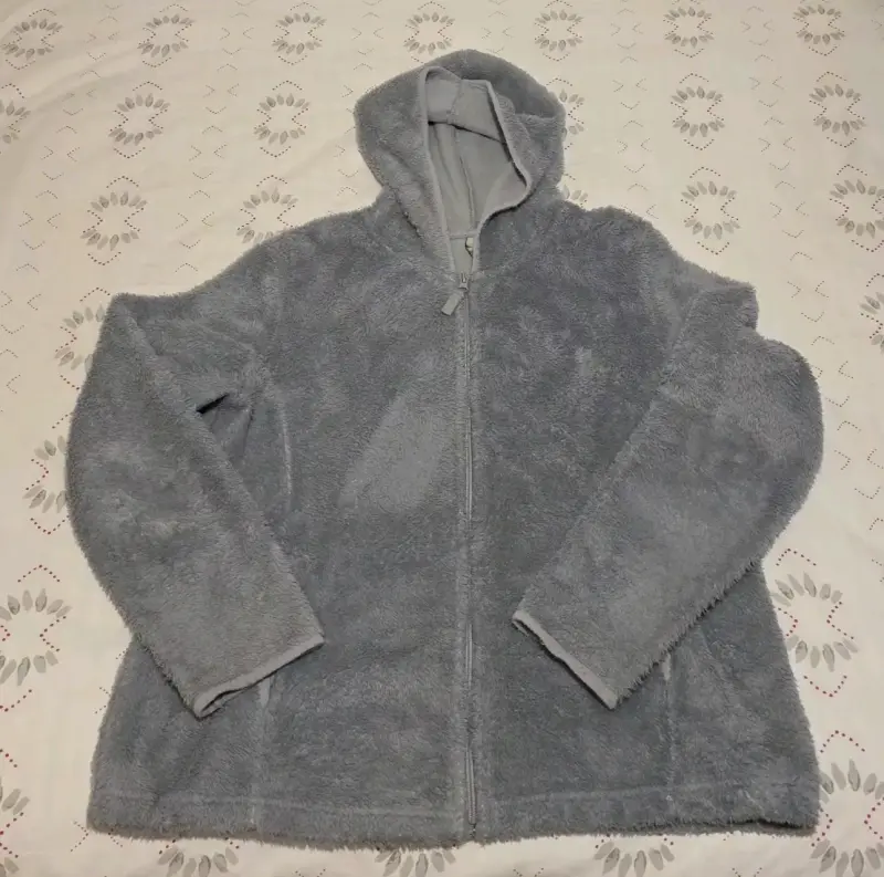 Chaqueta polar gris con capucha