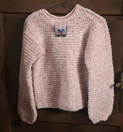 Suéter tejido rosado con broche - miniatura 1