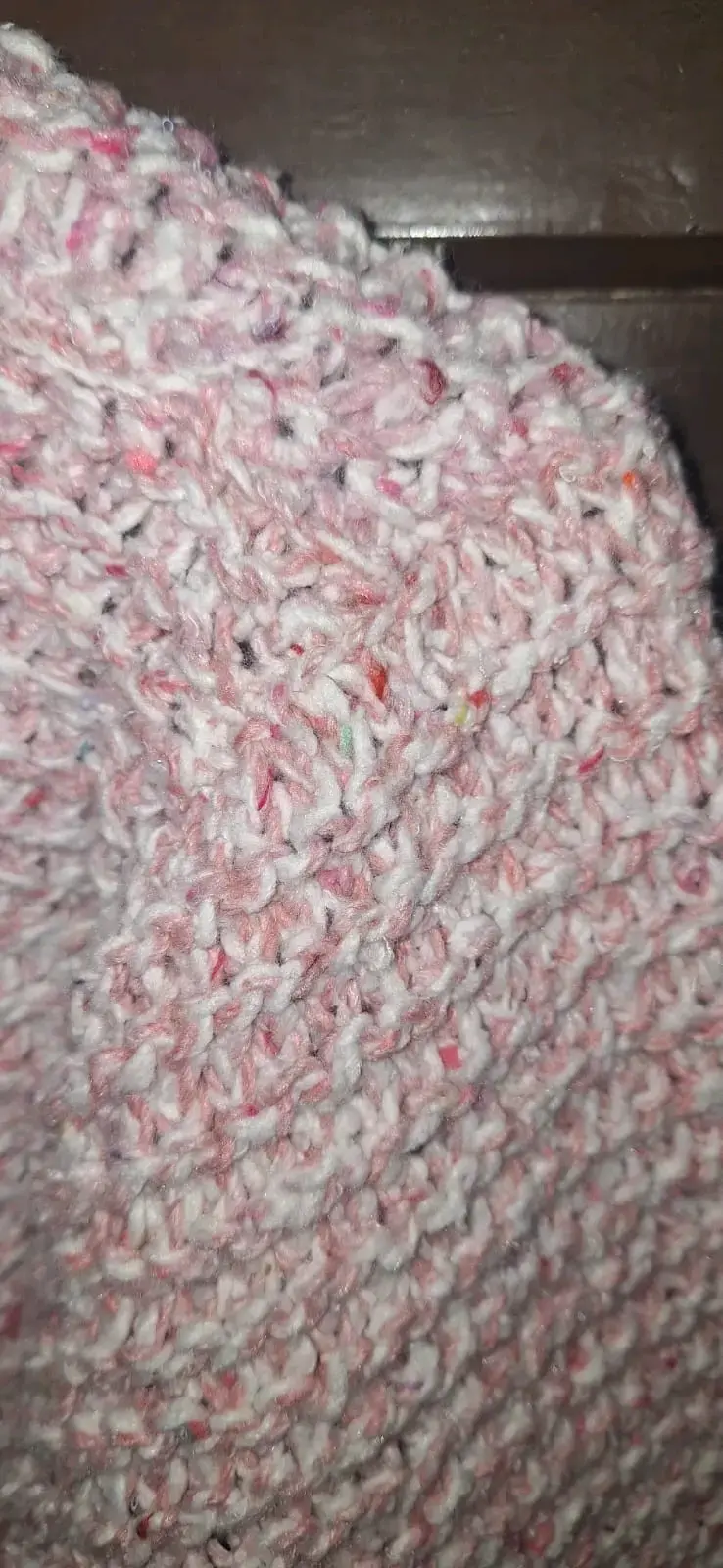 Suéter tejido rosado con broche - 2