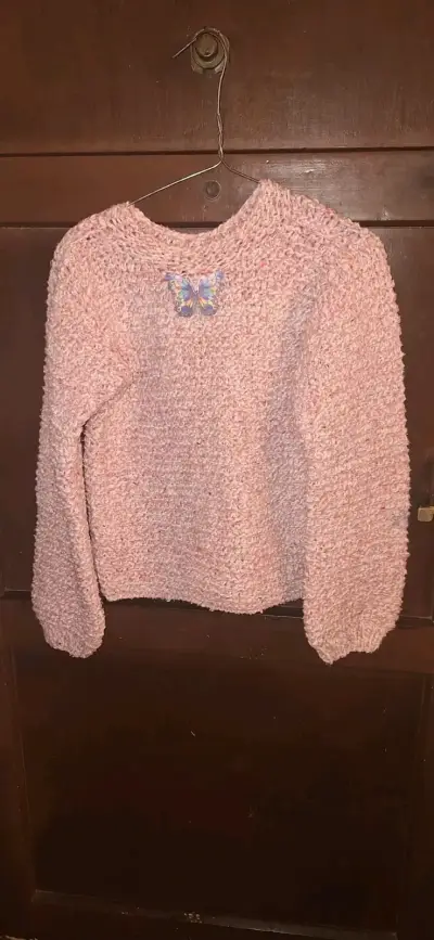 Suéter tejido rosado con broche - miniatura 4