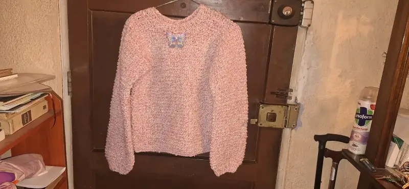 Suéter tejido rosado con broche - 5