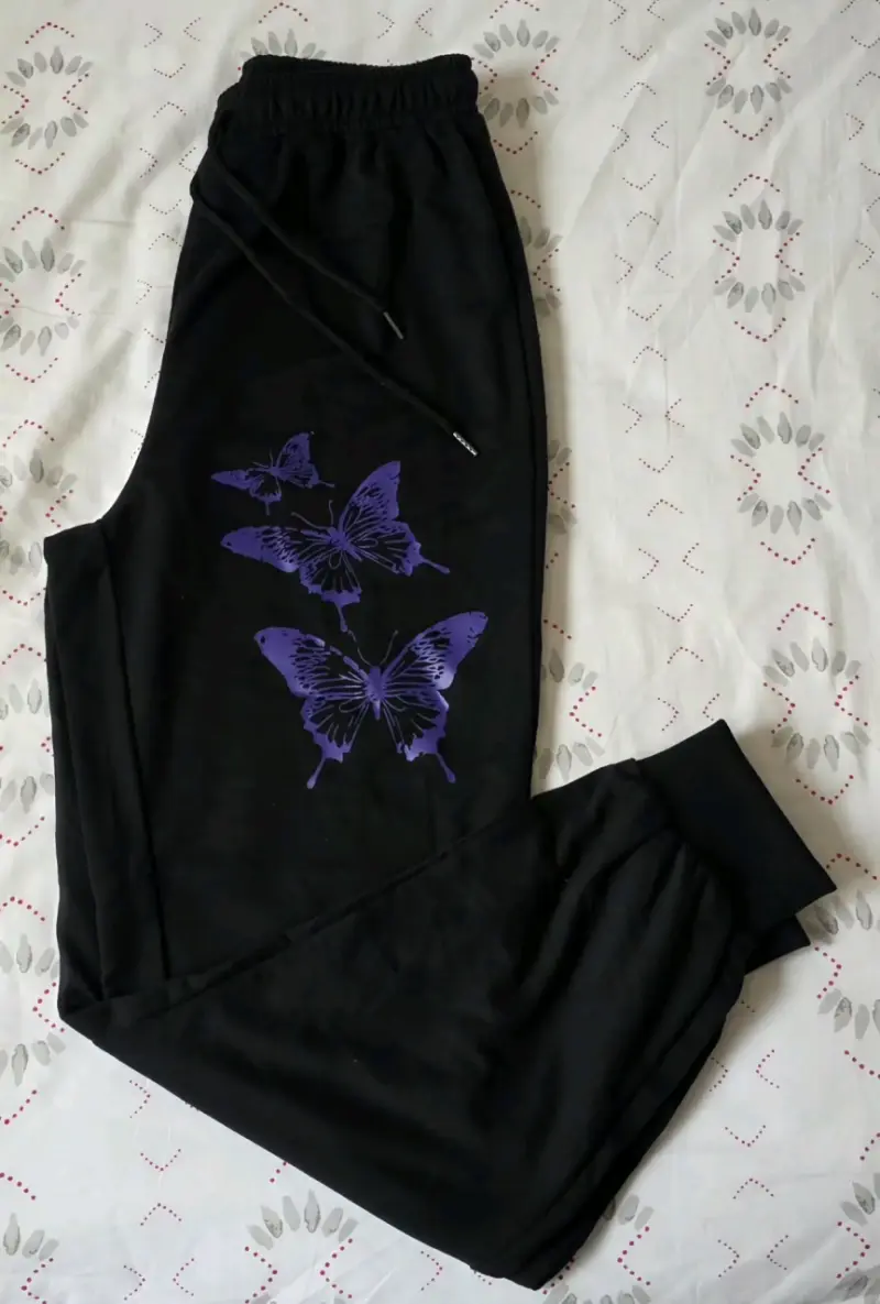 Pantalones negros con mariposas