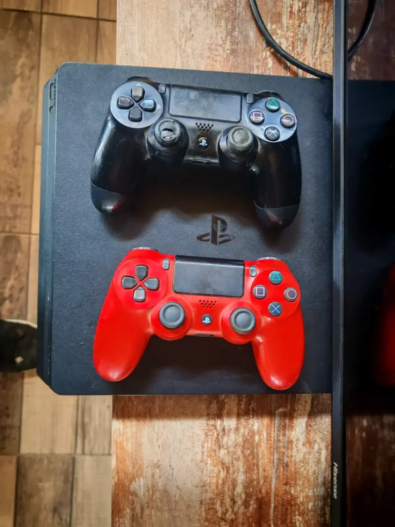 Consola PlayStation con dos controles - 1