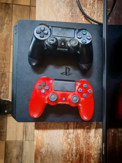 Consola PlayStation con dos controles - miniatura 1