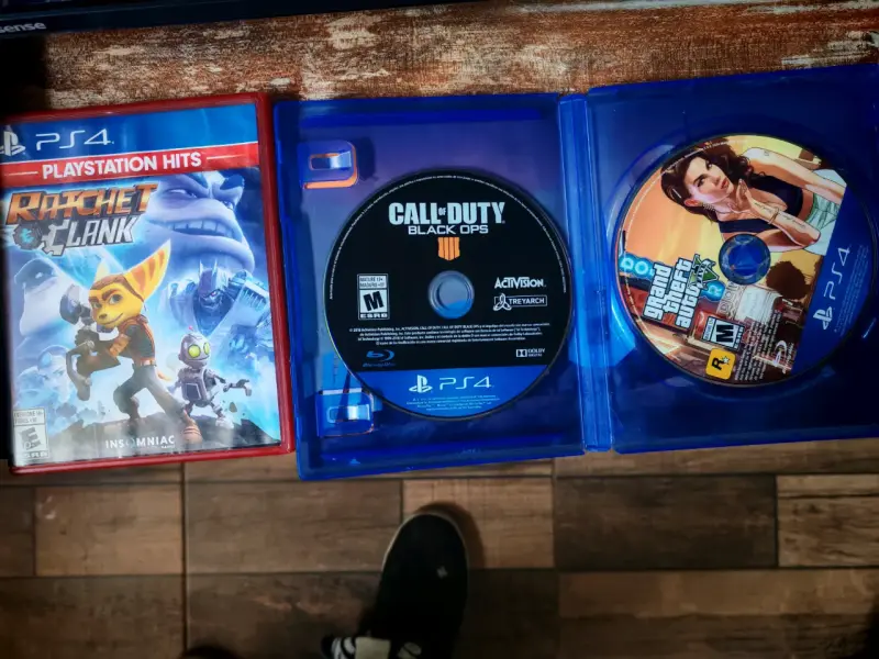 Consola PlayStation con dos controles - 2