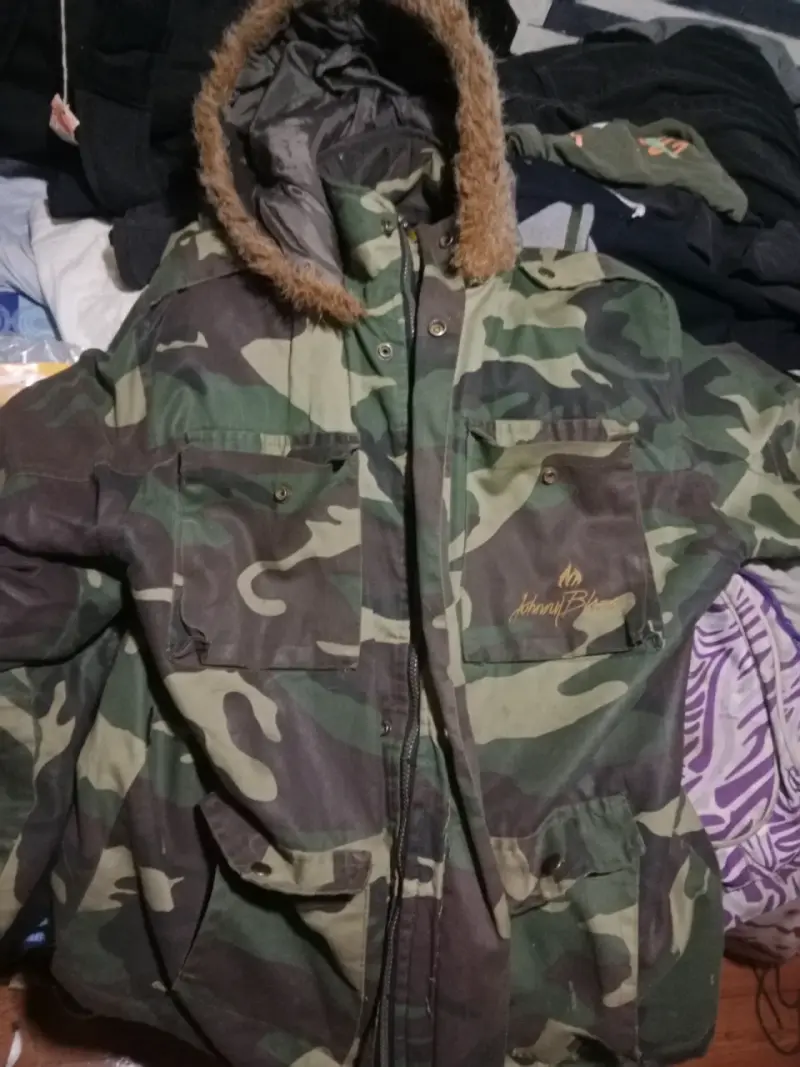 Chaqueta camuflada con capucha estilo militar - 1