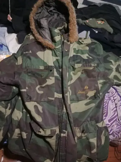 Chaqueta camuflada con capucha estilo militar - miniatura 1
