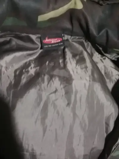 Chaqueta camuflada con capucha estilo militar - miniatura 2