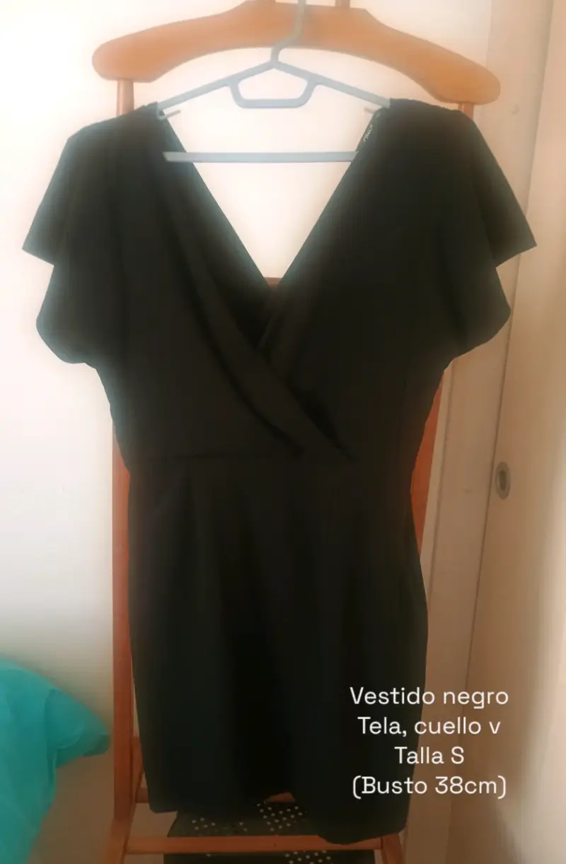 Vestido negro cuello V